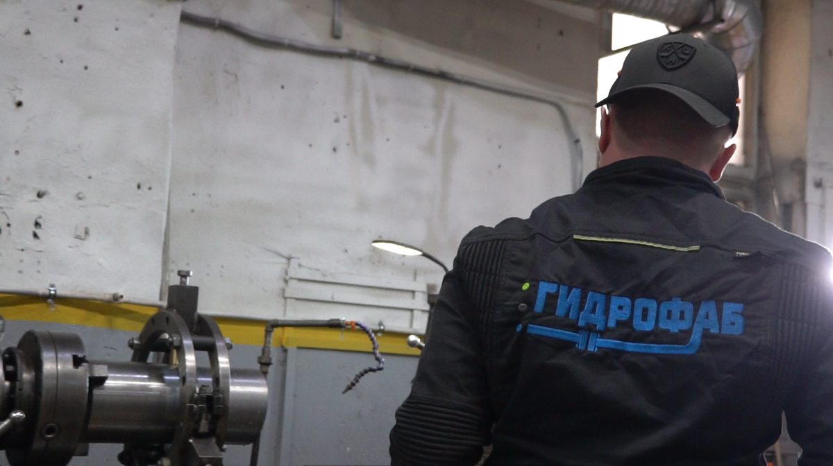 Оператор Гидрофаб у тяжелого токарного станка